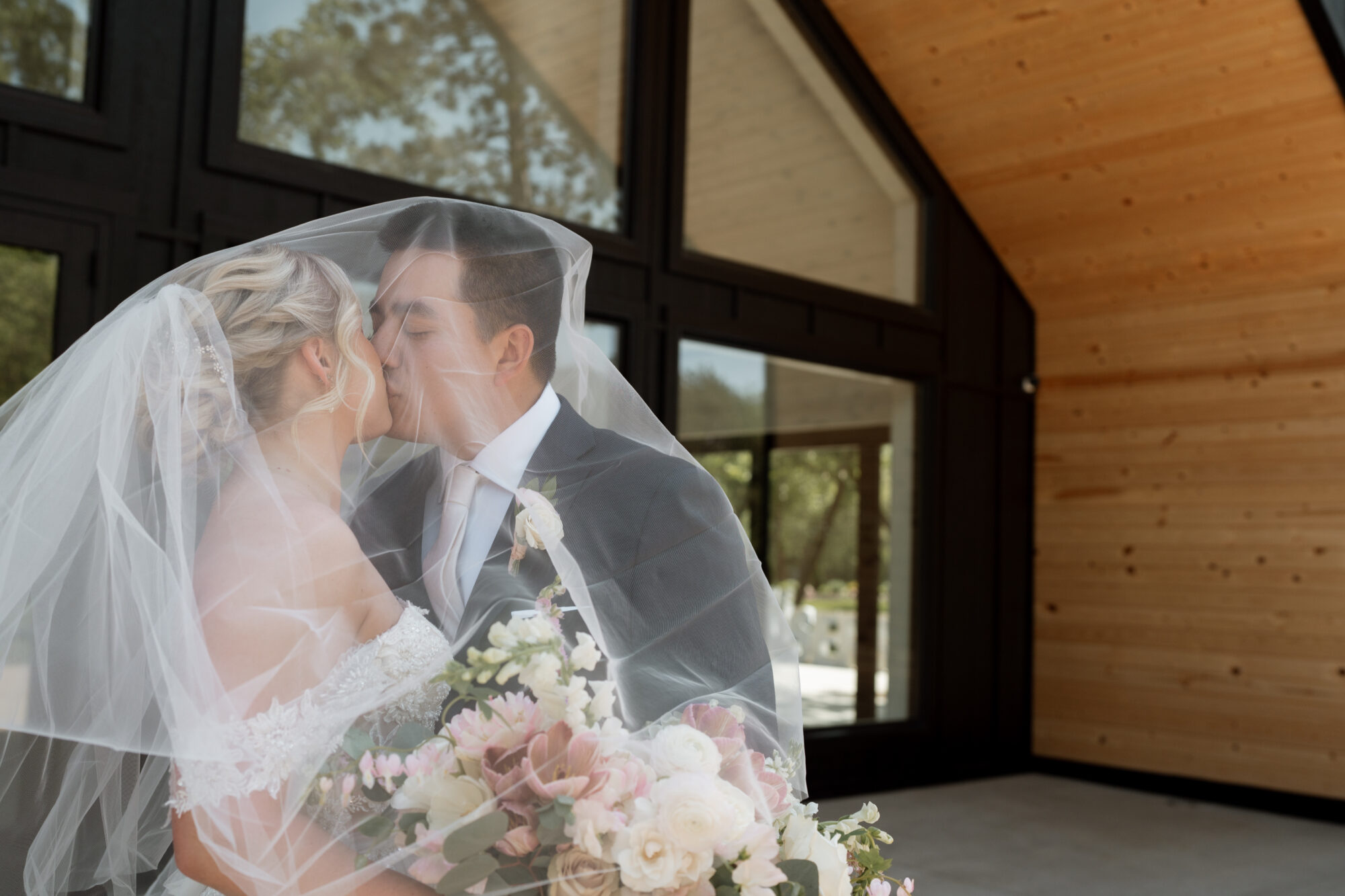 La Pointe Events real wedding shot by Jenna Swanson Photography
Bride & Groom Kissing