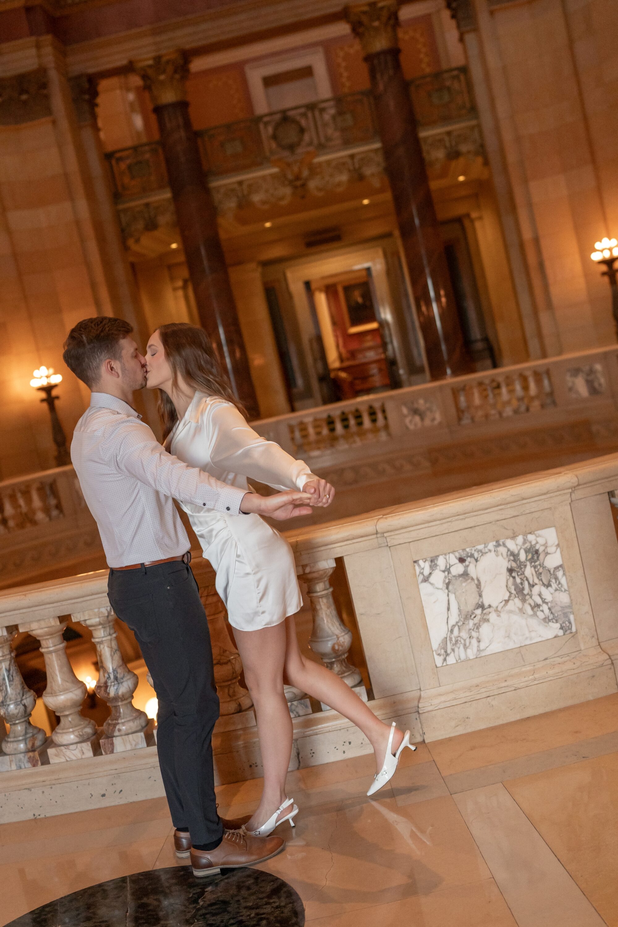 couple kissing at MN state capitol